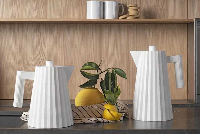 Bouilloire électrique Alessi Plissé blanche design par Michele De Lucchi