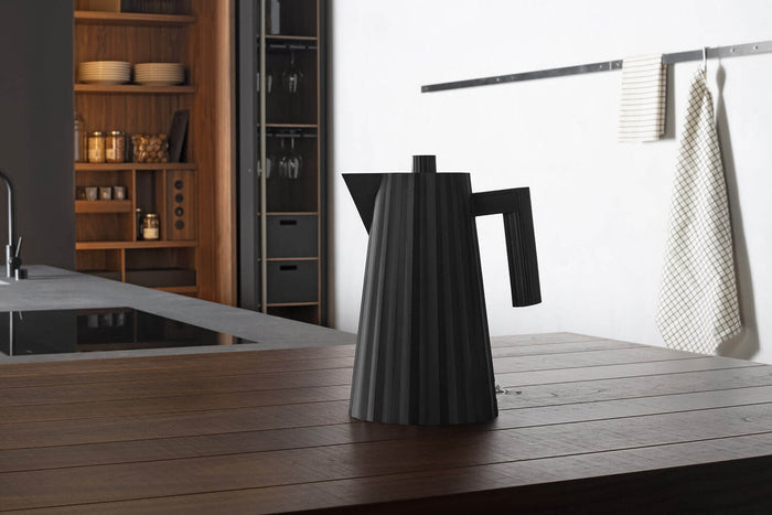 Bouilloire électrique Alessi Plissé noire design par Michele De Lucchi - 1,7 L