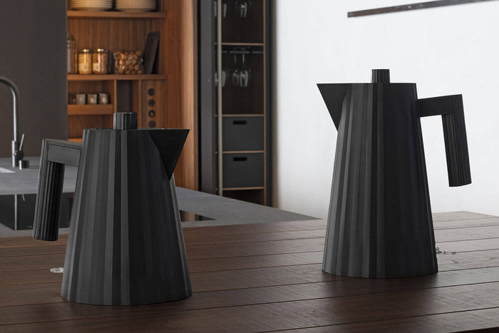 Bouilloire électrique Alessi Plissé noire design par Michele De Lucchi