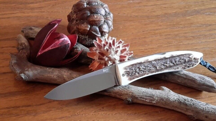 Couteau pliant LionSteel Opera manche 10cm lacet + étui - Cerf