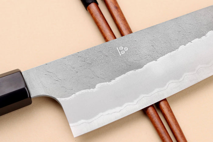 Couteau santoku 18cm japonais artisanal Nigara Hamono Tsuchime AS manche en noyer