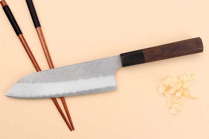 Couteau santoku 18cm japonais artisanal Nigara Hamono Tsuchime AS manche en noyer