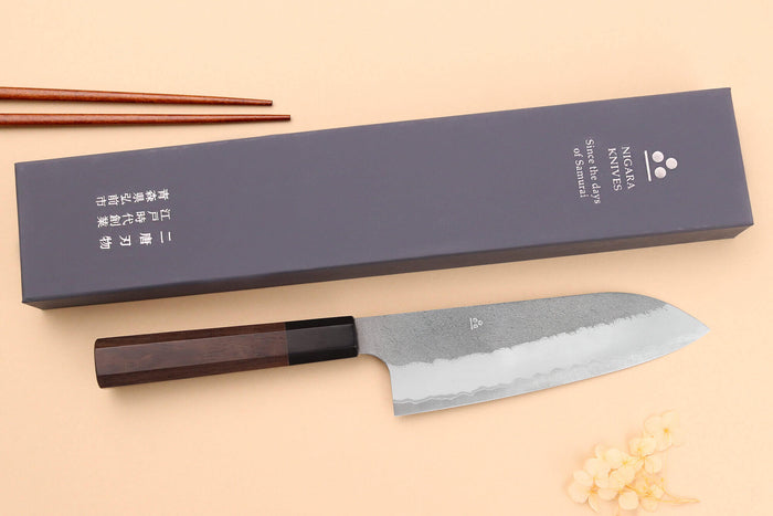 Couteau santoku 18cm japonais artisanal Nigara Hamono Tsuchime AS manche en noyer