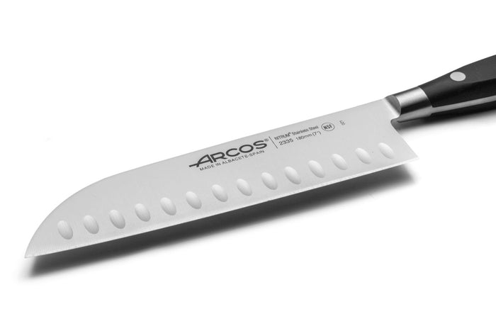 Couteau Santoku Arcos Riviera forgé lame alvéolée 18cm