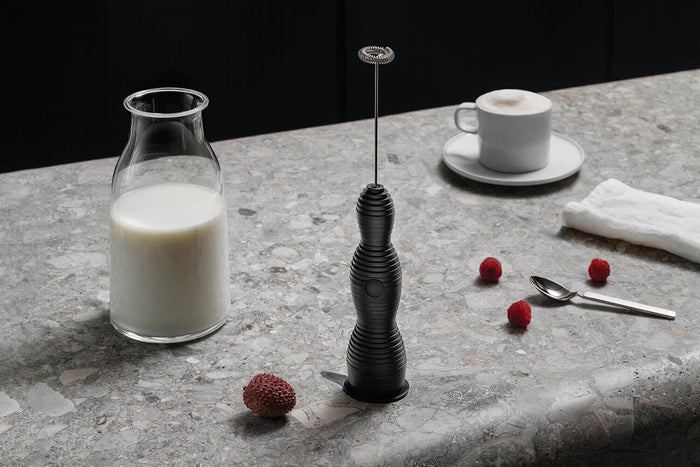 Mousseur à lait électrique Alessi Pulcina design par Michele De Lucchi - Noir