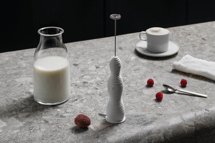 Mousseur à lait électrique Alessi Pulcina design par Michele De Lucchi - Blanc